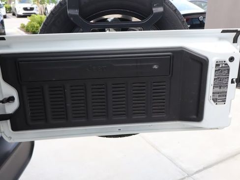 Used 2024 Jeep Wrangler Unlimited Sahara AWD/4WD image 22