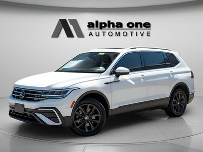Used 2022 Volkswagen Tiguan SE w/ Panoramic Sunroof Package