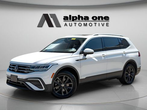 Used 2022 Volkswagen Tiguan SE w/ Panoramic Sunroof Package FWD image 1