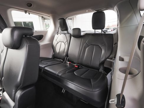 Used 2017 Chrysler Pacifica Touring-L Plus FWD image 35