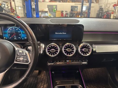 Used 2020 Mercedes-Benz GLB 250 GLB 250 image 17