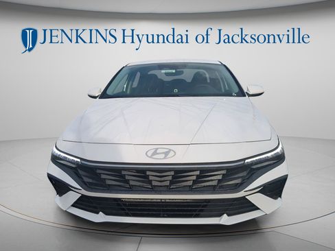 New 2025 Hyundai Elantra SE FWD image 8