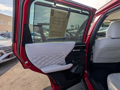 Used 2023 Mitsubishi Outlander SEL FWD image 16
