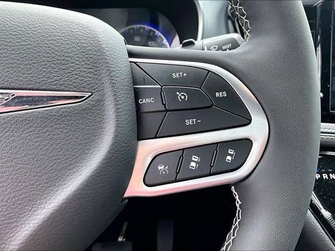 Used 2026 Chrysler Pacifica Limited FWD image 12