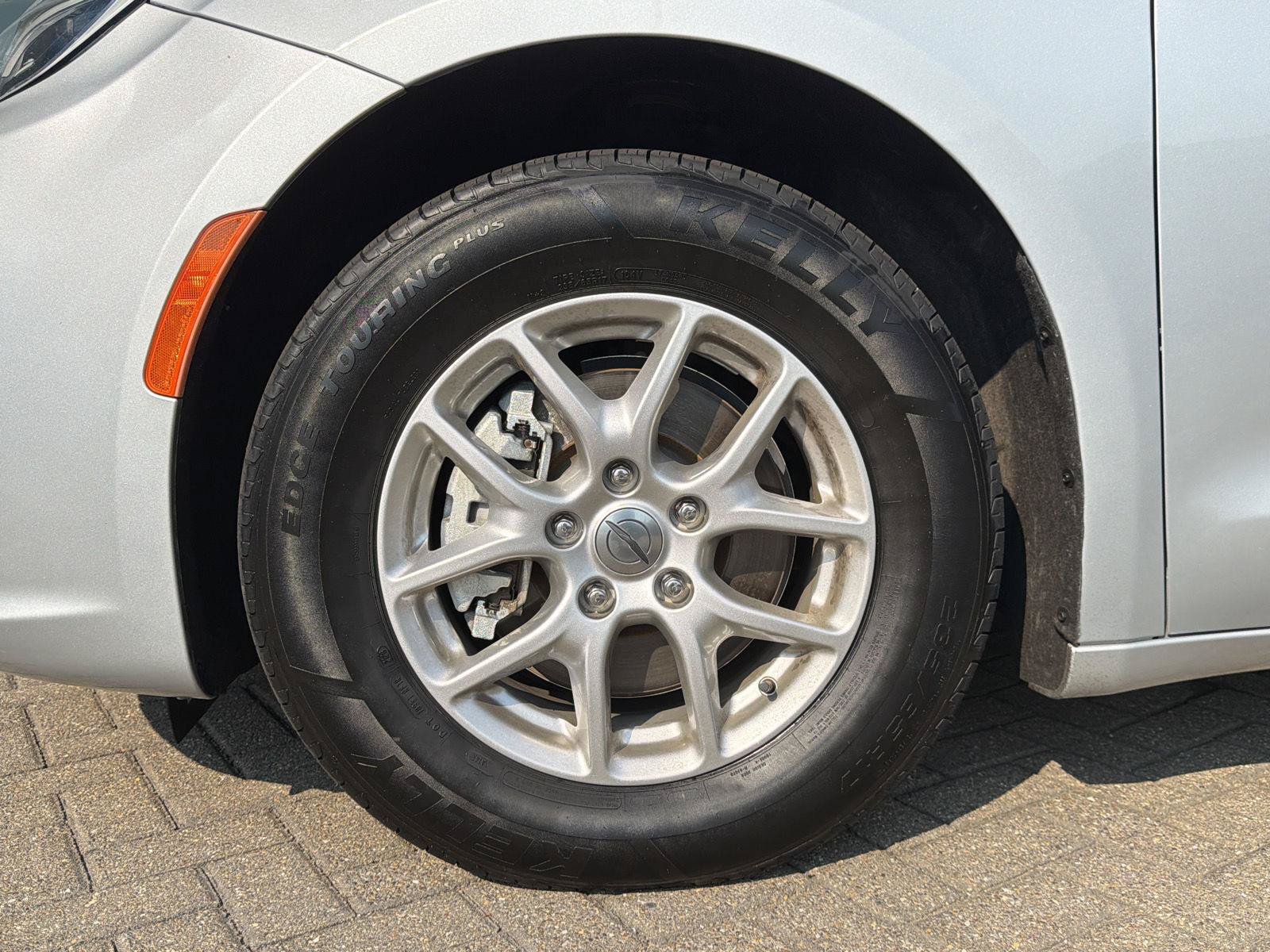 Used 2023 Chrysler Pacifica Touring-L FWD image 10