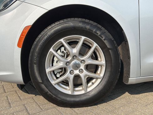 Used 2023 Chrysler Pacifica Touring-L FWD image 10