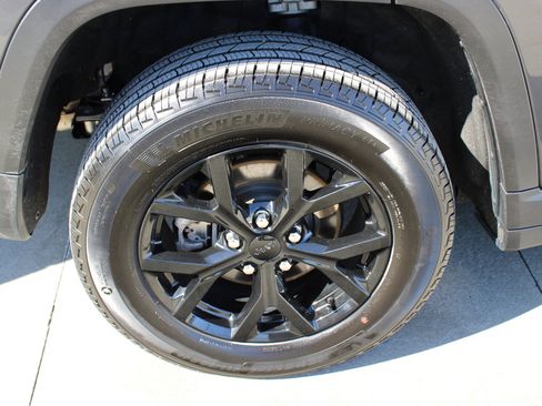 Certified 2024 Jeep Grand Cherokee Altitude image 38