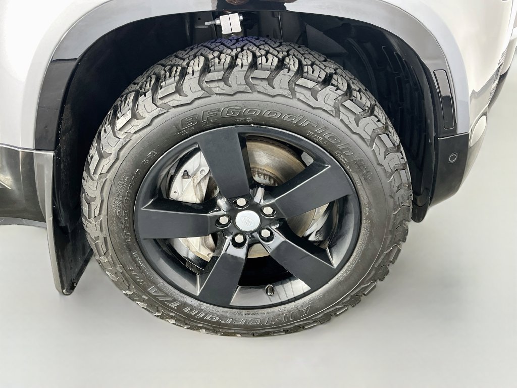 Used 2024 Land Rover Defender 110 X-Dynamic SE AWD/4WD image 38