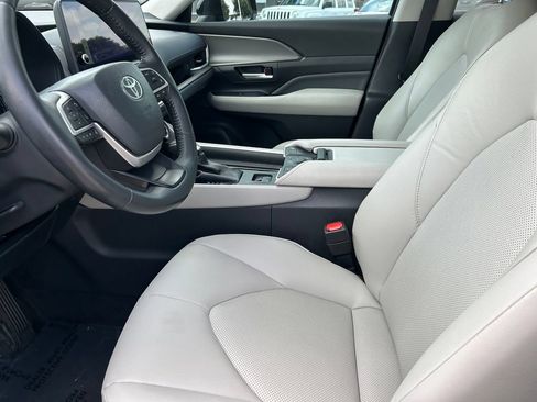 Used 2024 Toyota Grand Highlander AWD image 11