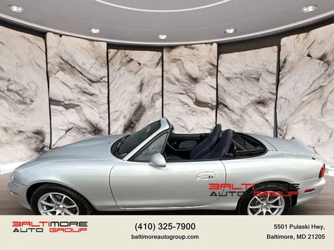 Used 2004 MAZDA MX-5 Miata w/ Cloth Azure Blue Pkg RWD image 21