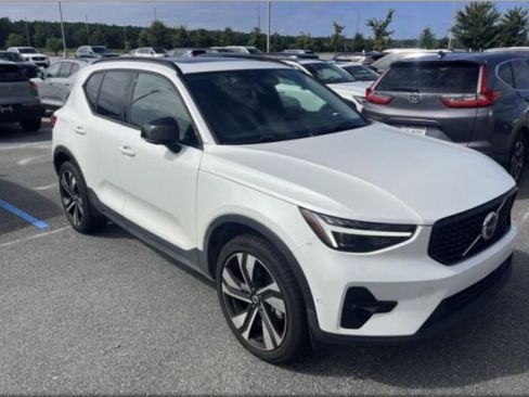 Used 2025 Volvo XC40 B5 Ultra AWD/4WD image 2