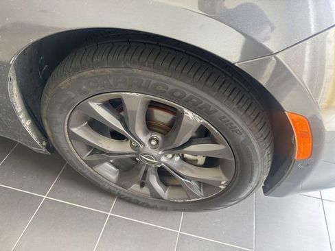 Used 2018 Chrysler Pacifica Limited w/ Advanced Safetytec Group FWD image 6