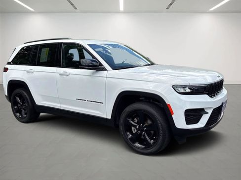 Used 2023 Jeep Grand Cherokee Altitude AWD/4WD image 6