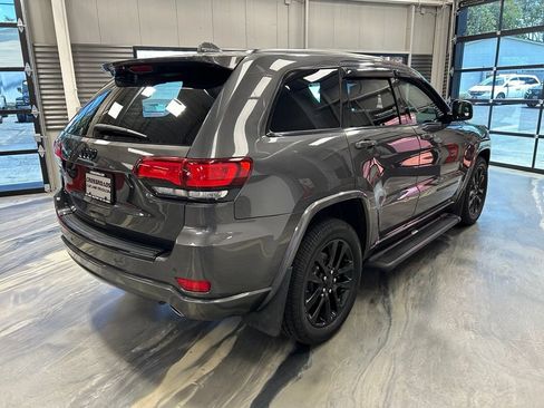 Used 2017 Jeep Grand Cherokee Altitude AWD/4WD image 27