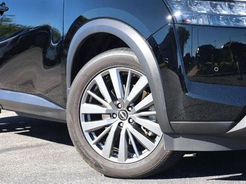 Certified 2025 Nissan Pathfinder SL w/ SL Premium Package FWD image 3