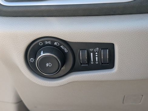 Used 2018 Chrysler Pacifica Touring-L w/ Tire & Wheel Group image 25