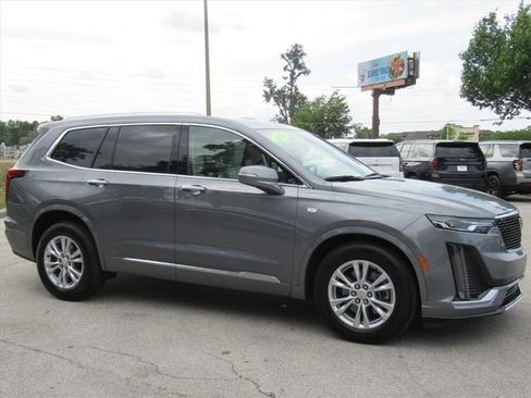 Used 2020 Cadillac XT6 Premium Luxury AWD/4WD image 2