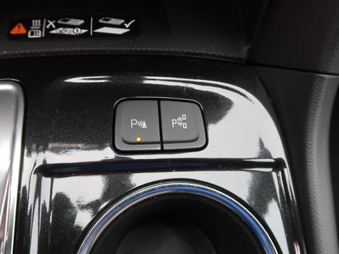 Used 2023 Chevrolet Equinox Premier image 32