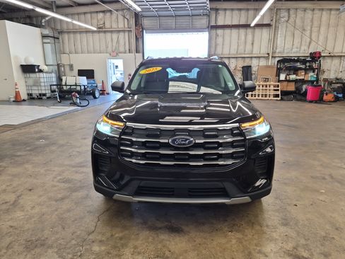 Used 2025 Ford Explorer Active RWD image 3