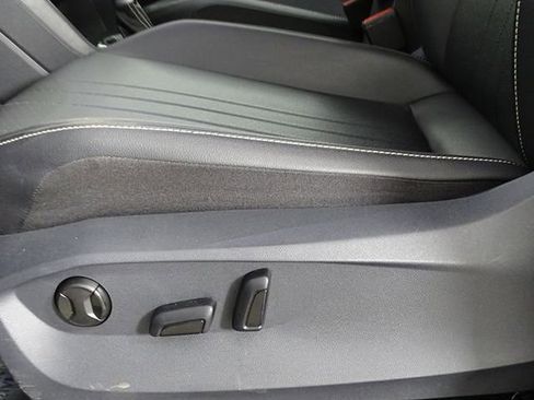 Used 2024 Volkswagen Tiguan SE image 18