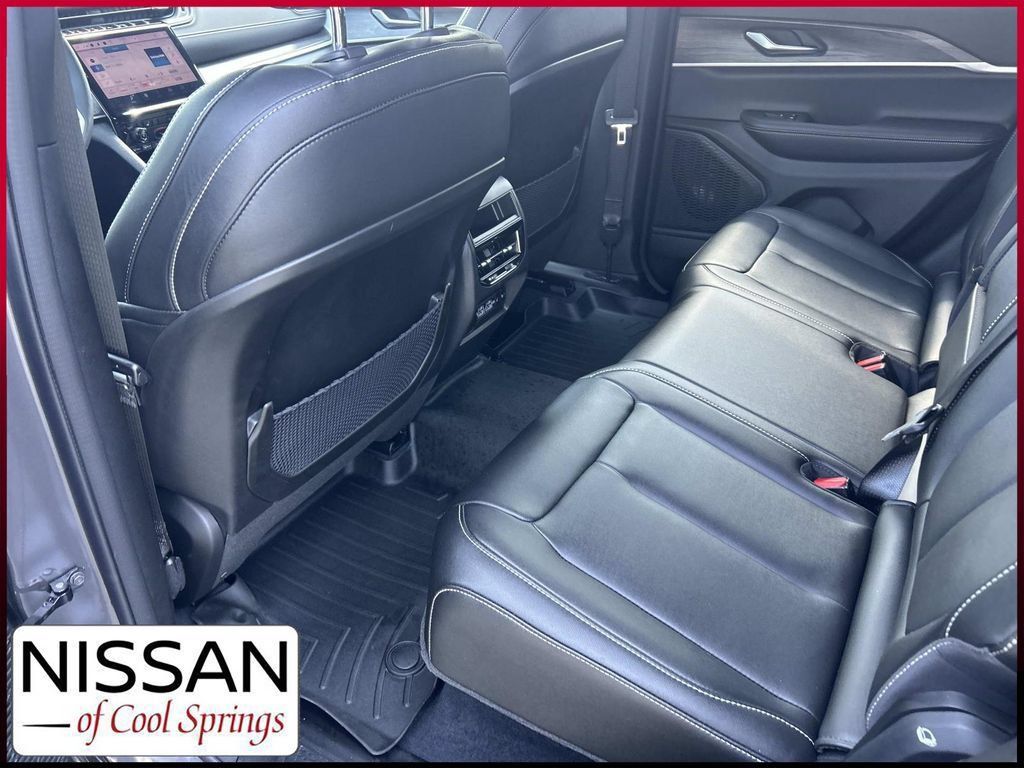 Used 2024 Jeep Grand Cherokee Limited w/ Black Appearance Package AWD/4WD image 20