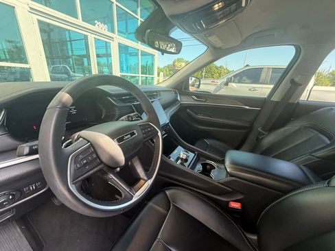 Used 2024 Jeep Grand Cherokee Limited image 8