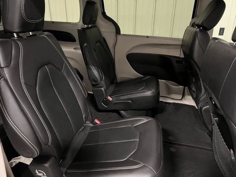 Used 2022 Chrysler Pacifica Touring-L image 26
