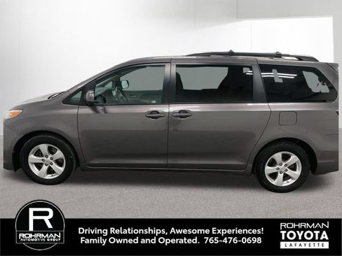 Used 2017 Toyota Sienna LE FWD image 3