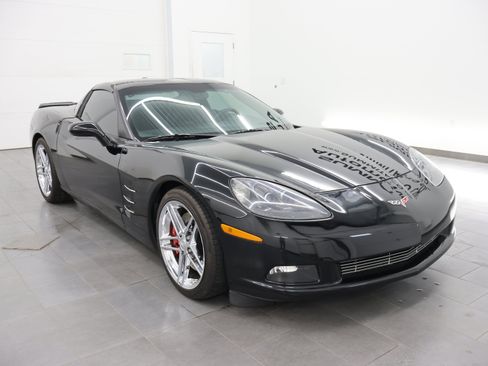 Used 2005 Chevrolet Corvette Coupe w/ Preferred Equipment Group RWD image 2