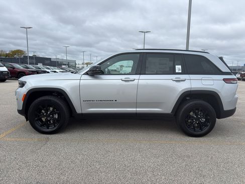New 2025 Jeep Grand Cherokee Altitude w/ Trailer Tow Package AWD/4WD image 6