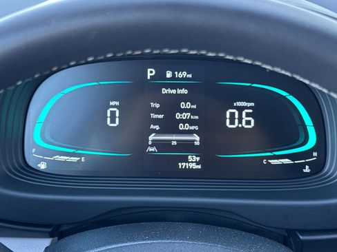 Used 2025 Hyundai Venue SEL FWD image 24