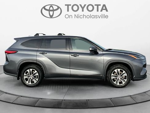 Used 2021 Toyota Highlander XLE AWD/4WD image 7