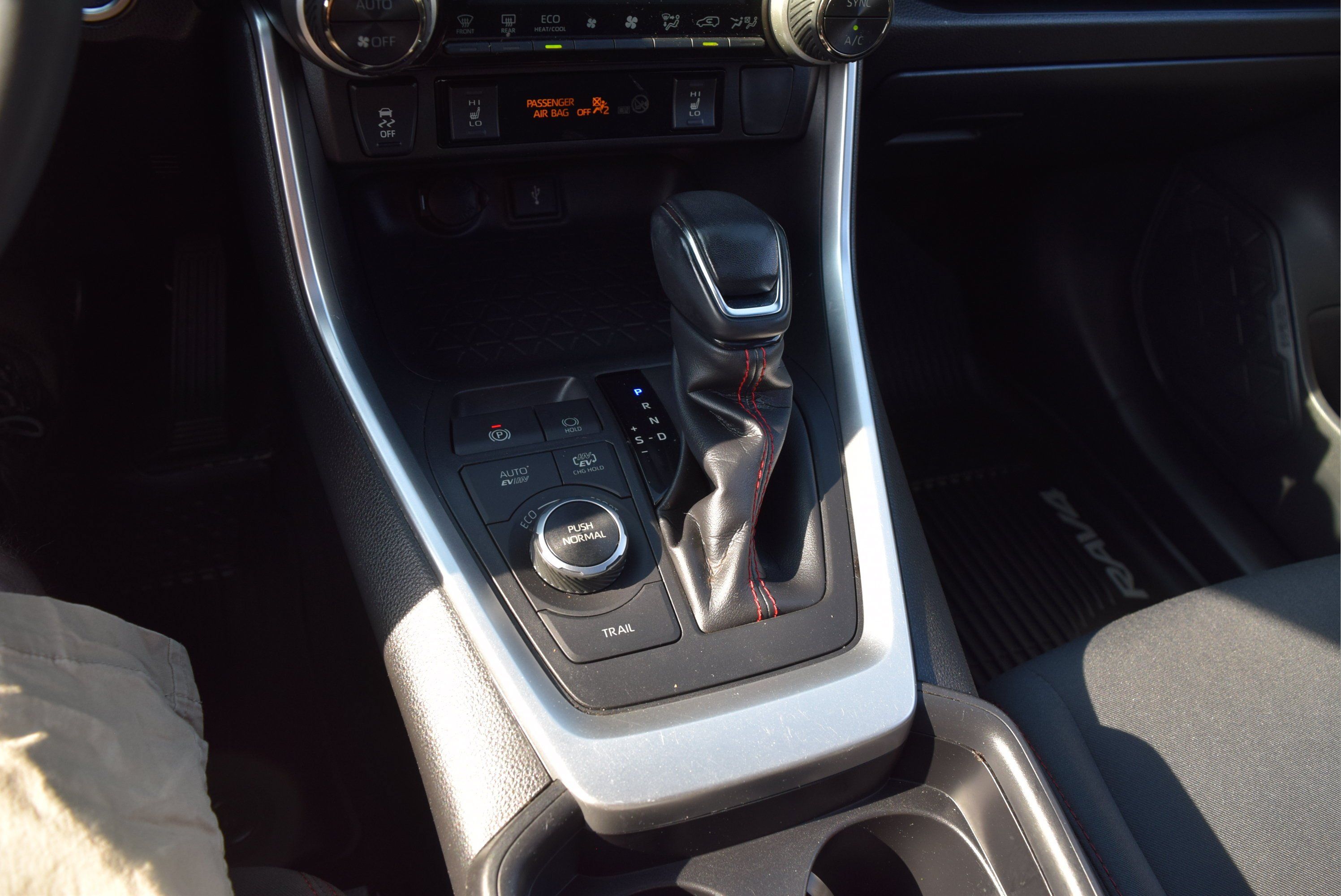 Used 2021 Toyota RAV4 SE w/ Weather & Moonroof Package AWD/4WD image 18