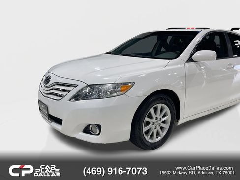 Used 2011 Toyota Camry XLE w/ SE/XLE Extra-Value Pkg FWD image 4