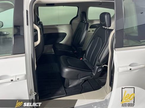 Used 2024 Chrysler Pacifica Touring-L AWD/4WD image 11