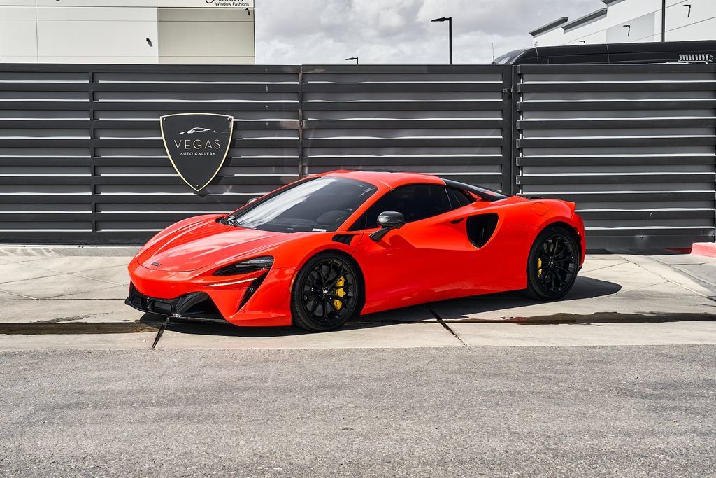 Used 2025 McLaren Artura Spider RWD image 5