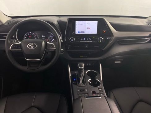 Used 2025 Toyota Highlander XLE AWD/4WD image 25