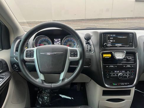 Used 2013 Chrysler Town & Country Touring image 12