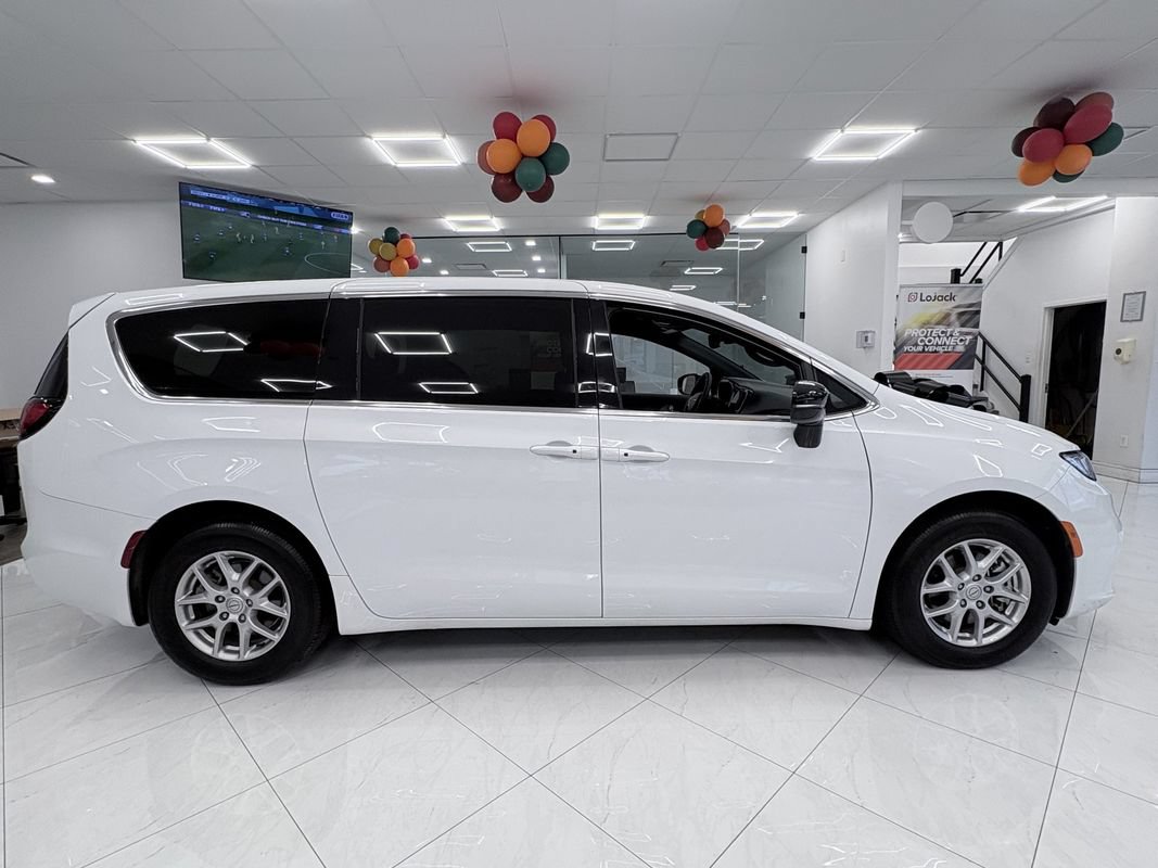 Used 2026 Chrysler Pacifica Select FWD image 5