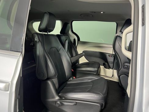 Used 2024 Chrysler Pacifica Select image 27