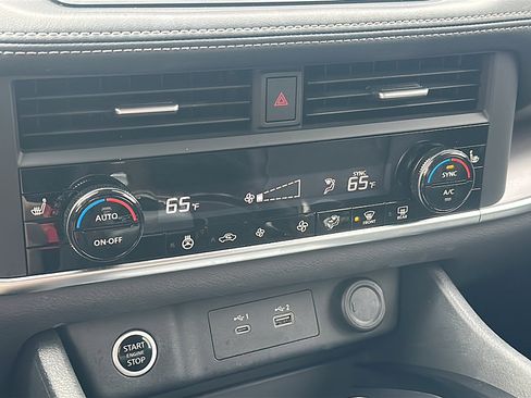 Used 2023 Nissan Rogue SV w/ SV Premium B Package image 33