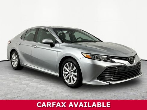 Used 2018 Toyota Camry LE FWD image 3