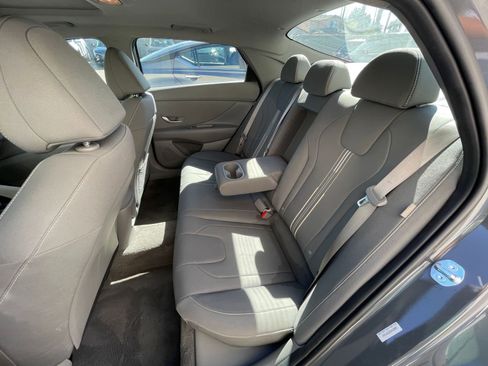 Used 2025 Hyundai Elantra SEL image 38