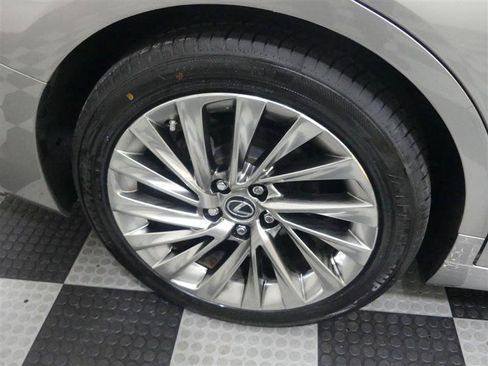 Used 2019 Lexus ES 300h w/ Accessory Package FWD image 17