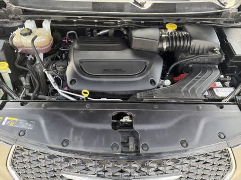 Used 2023 Chrysler Pacifica Touring-L FWD image 12