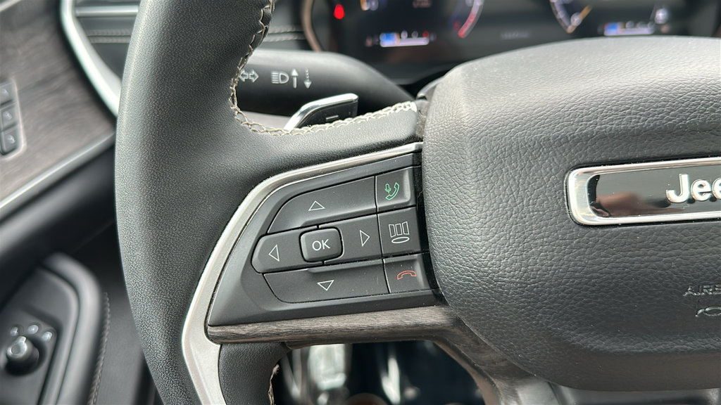 Used 2024 Jeep Grand Cherokee Limited w/ Luxury Tech Group II AWD/4WD image 17