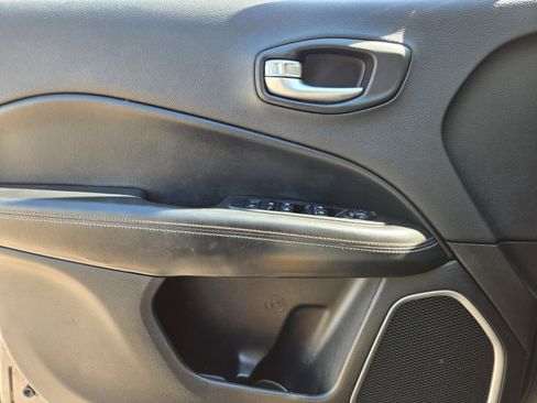 Used 2018 Jeep Compass Latitude w/ Popular Equipment Group image 16