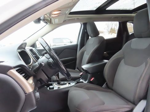 Used 2018 Jeep Cherokee Latitude w/ Comfort & Convenience Group image 18