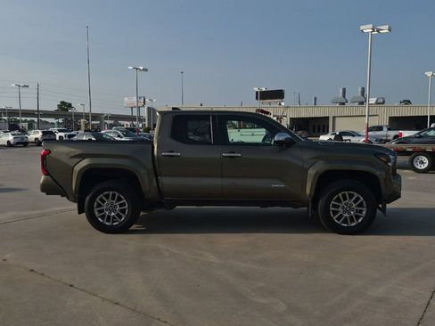 Used 2024 Toyota Tacoma Limited AWD/4WD image 7