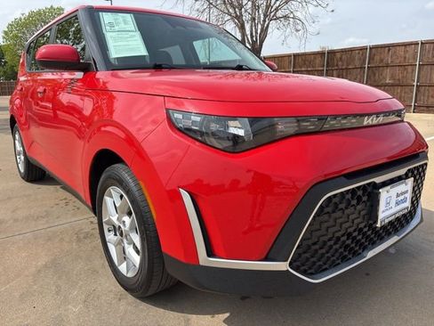 Used 2025 Kia Soul LX w/ LX Technology Package FWD image 2